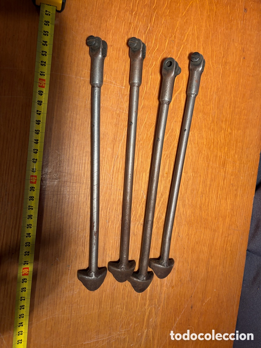 Militaria: Lote de antiguos bipodes de fusil cetme , originales