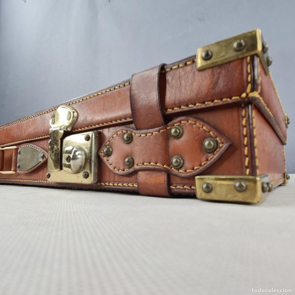 Militaria: Antiguo malet&iacute;n de guarnicioner&iacute;a en piel. Mantenimiento y conservaci&oacute;n profesional. Vintage.