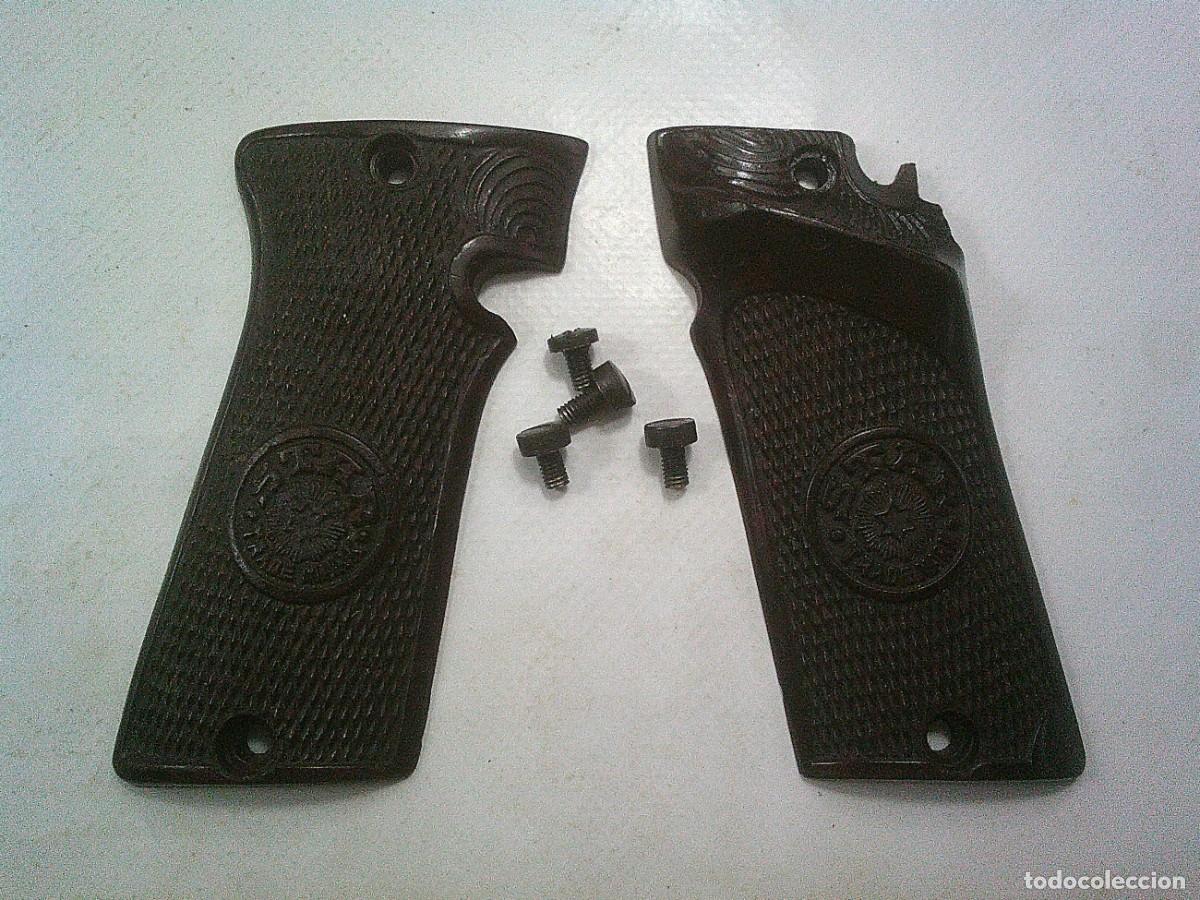 Militaria: CACHAS PISTOLA STAR F OLIMPIC DE CALIBRE 22 CON CUATRO TORNILLOS ORIGINALES - 2