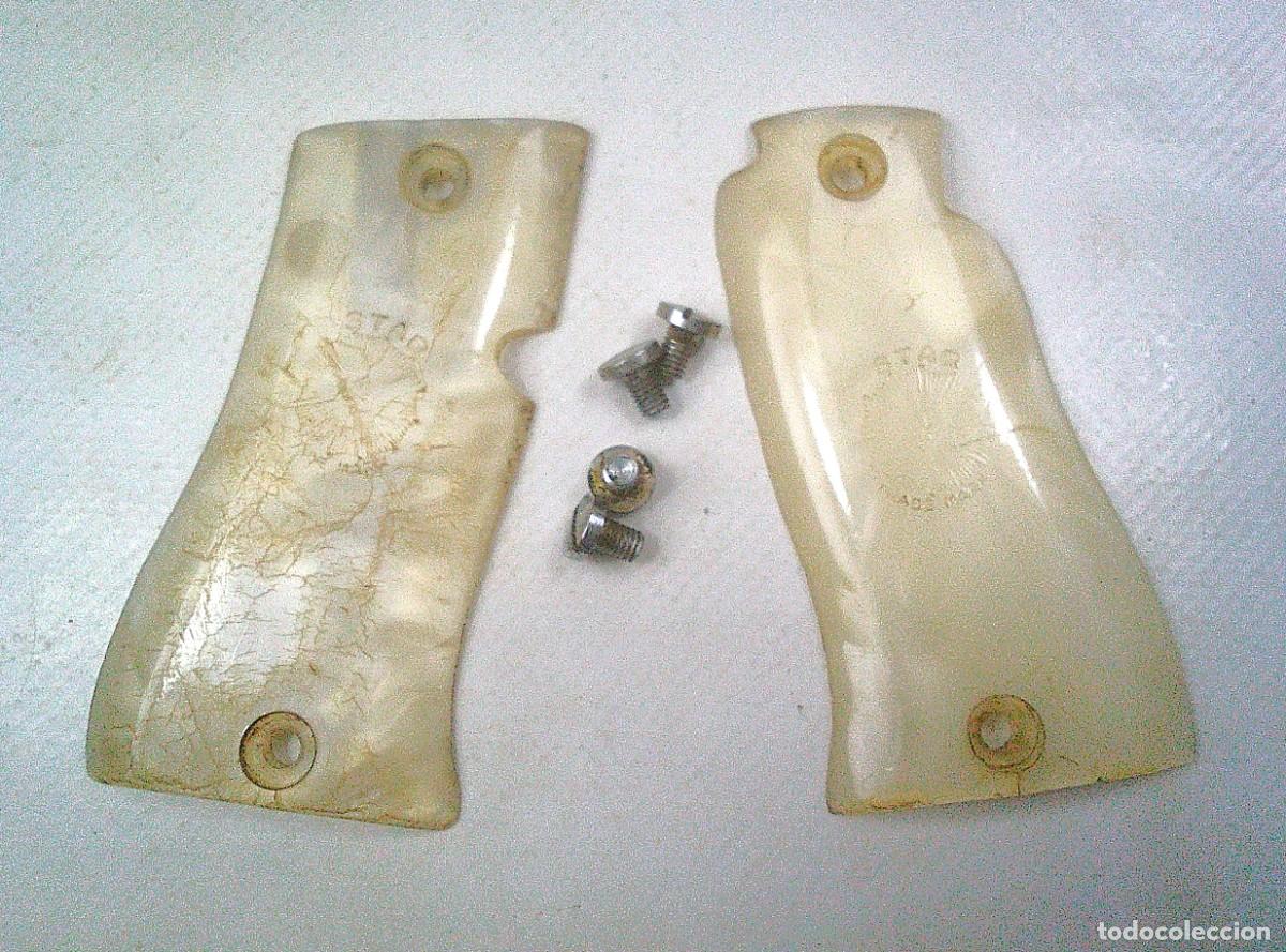 Militaria: CACHAS DE LA PISTOLA STAR DK 9 MM CORTO 9 MM C DE NACAR CON CUATRO TORNILLOS ORIGINALES