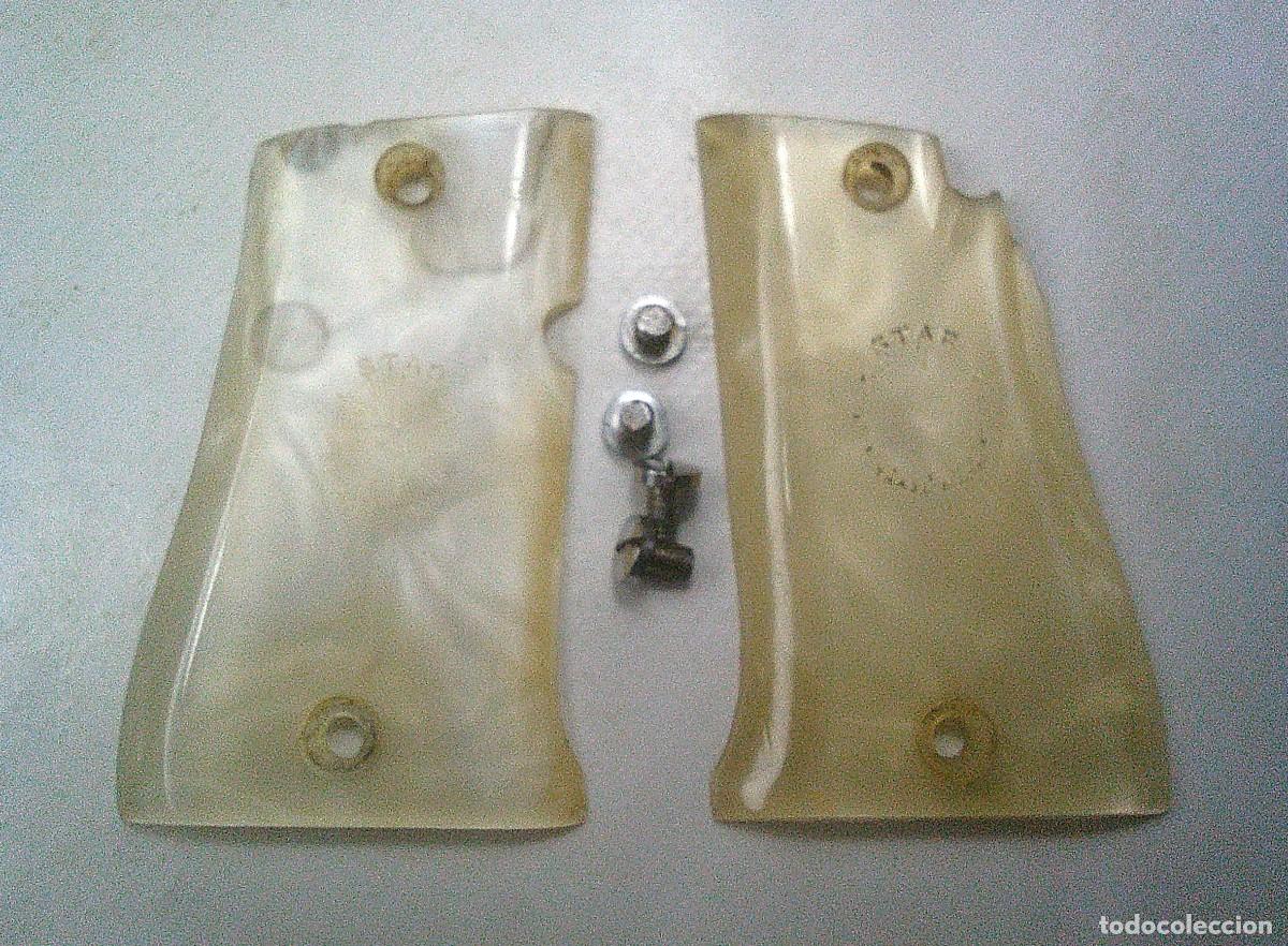 Militaria: CACHAS DE LA PISTOLA STAR HK 22 LR 22 LONG RIFLE DE NACAR CON CUATRO TORNILLOS ORIGINALES