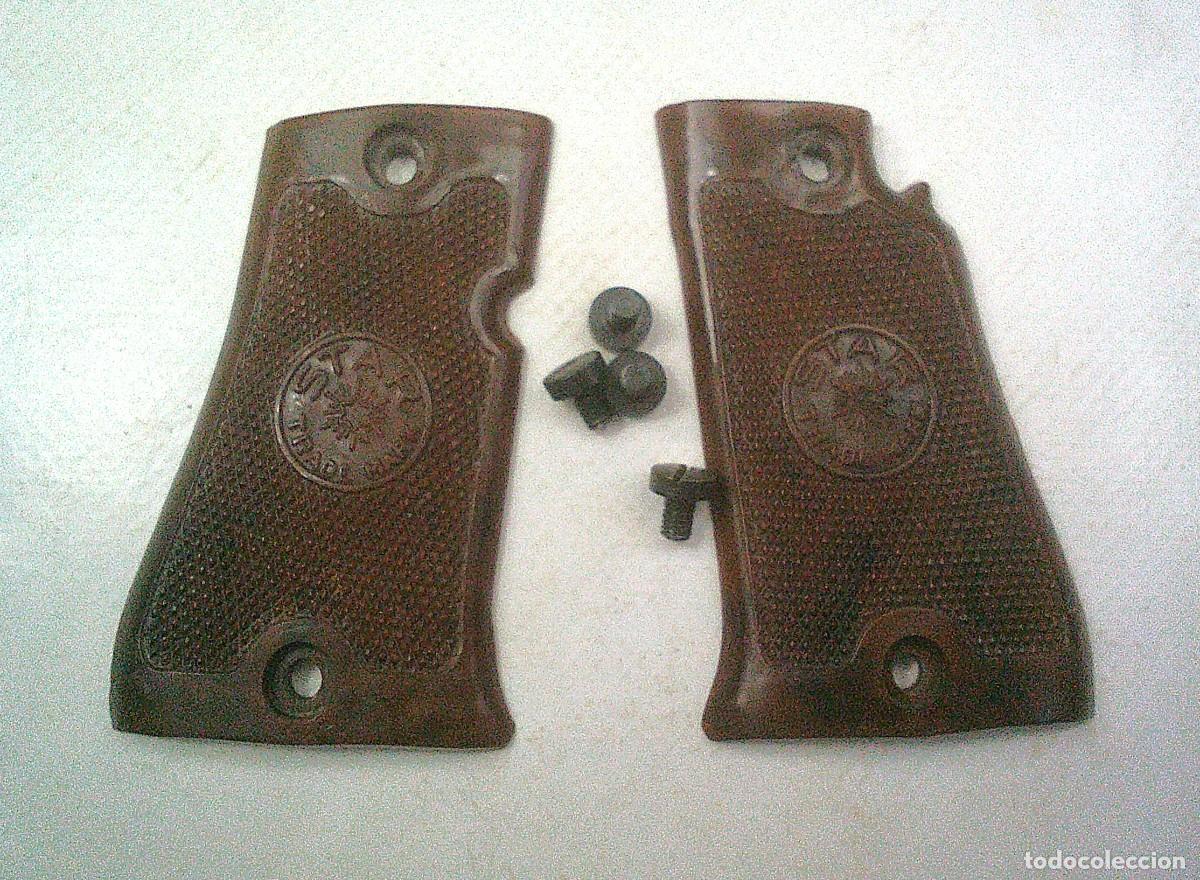 Militaria: CACHAS DE LA PISTOLA STAR HK 22 LR 22 LONG RIFLE DE PLASTICO MARRON CON CUATRO TORNILLOS ORIGINALES