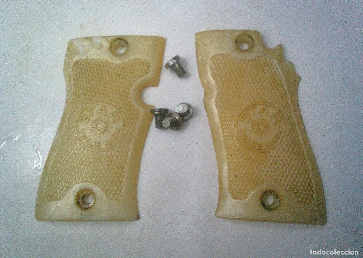Militaria: CACHAS DE LA PISTOLA STAR CU CK STARLET DE 6,35 MM 6,35MM PLASTICO BLANCO CON CUATRO TORNILLOS