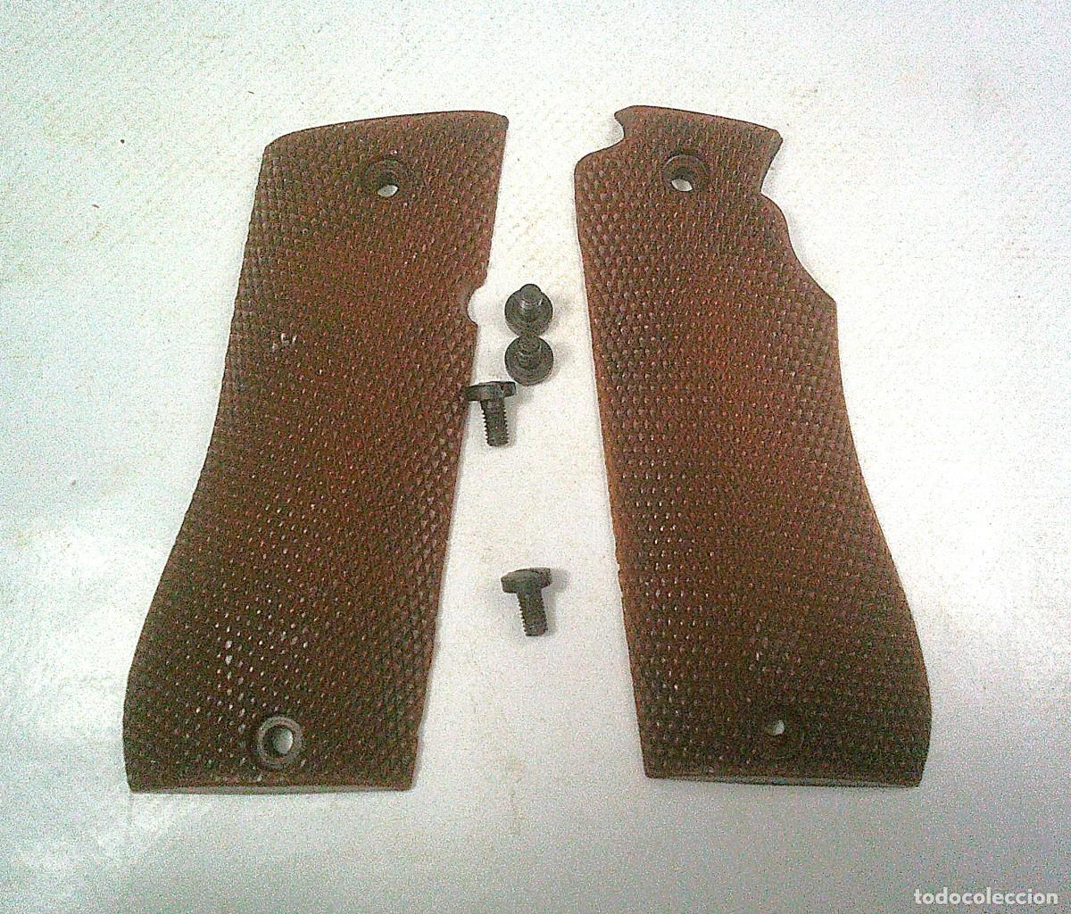 Militaria: CACHAS DE LA PISTOLA STAR BKS 9 MM PARABELLUM 9 MM P PLASTICO MARRON CON CUATRO TORNILLOS ORIGINALES