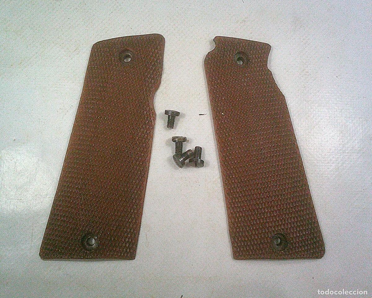 Militaria: CACHAS DE LA PISTOLA STAR AS 9 MM LARGO PLASTICO MARRON CON CUATRO TORNILLOS ORIGINALES