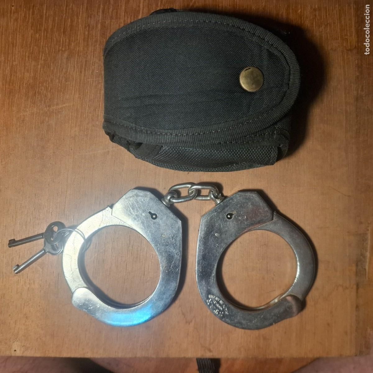 Militaria: grilletes,esposas antiguas de la policia nacional marca espa&ntilde;ola STAR con funda. buen estado
