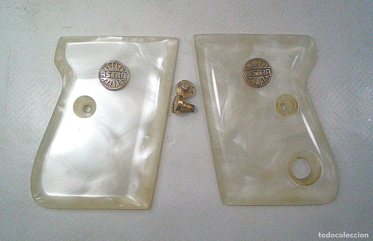 Militaria: CACHAS DE LA PISTOLA ASTRA 7000 22 LR 22 LONG RIFLE DE NACAR CON DOS TORNILLOS ORIGINALES