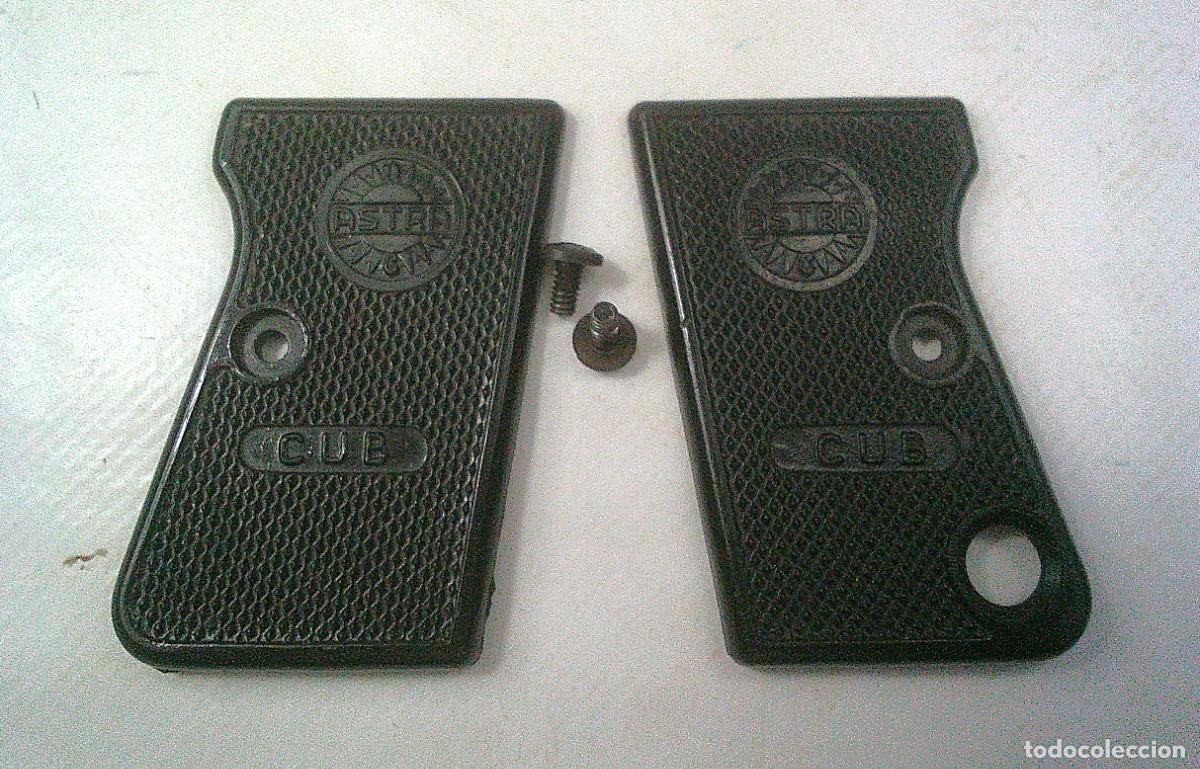Militaria: CACHAS DE LA PISTOLA ASTRA CUB ASTRA 2000 PLASTICO NEGRO CON DOS TORNILLOS ORIGINALES