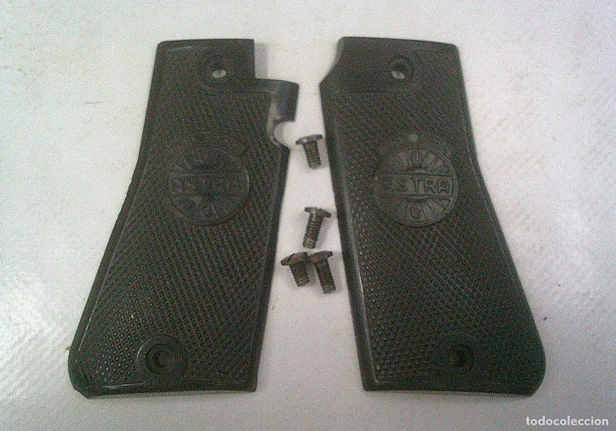 Militaria: CACHAS PISTOLA ASTRA 3000 9 MM C MARCADAS PLASTICAS ORAMIL CON CUATRO TORNILLOS ORIGINALES - 2