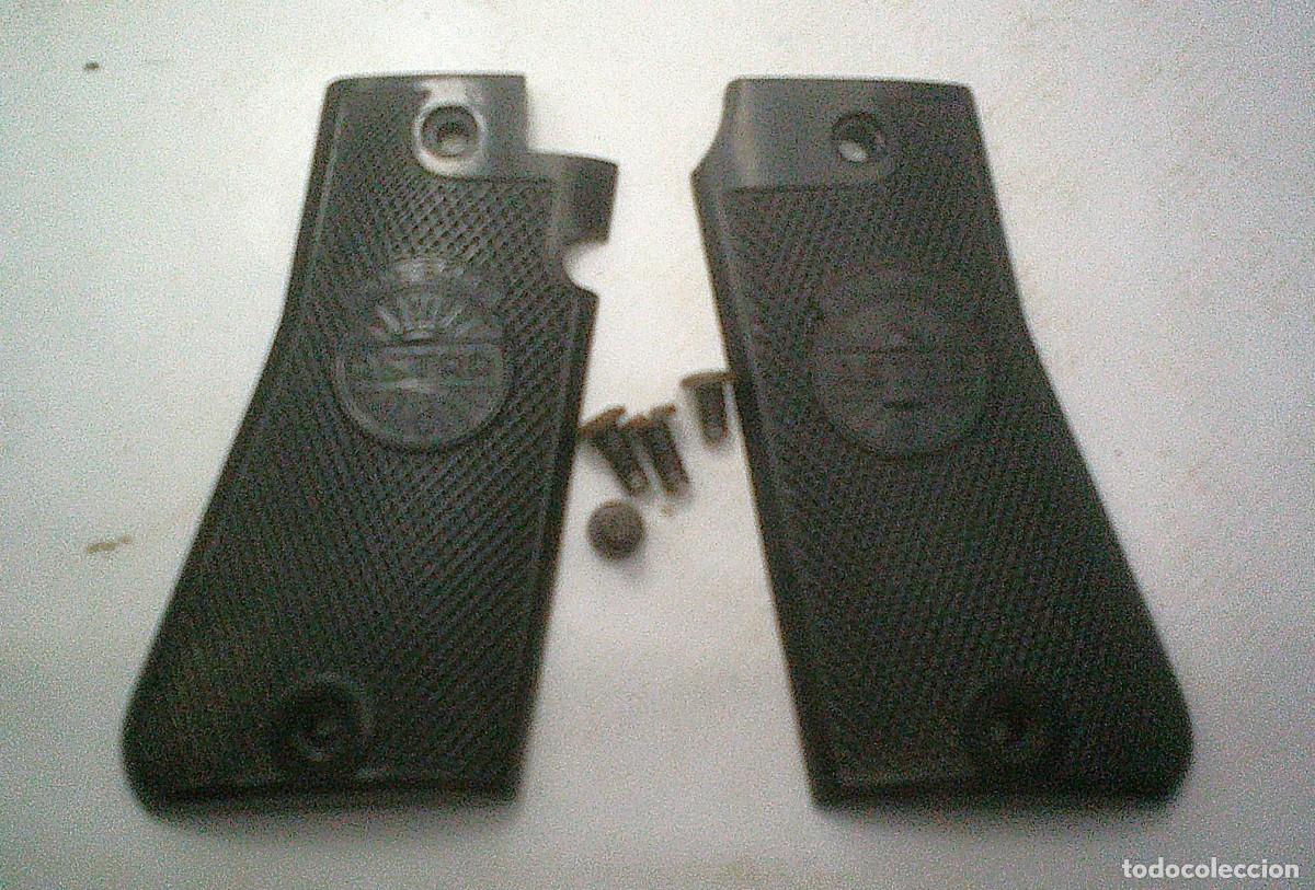 Militaria: CACHAS PISTOLA ASTRA 3000 7,65 MM MARCADAS PLASTICAS ORAMIL CON CUATRO TORNILLOS ORIGINALES