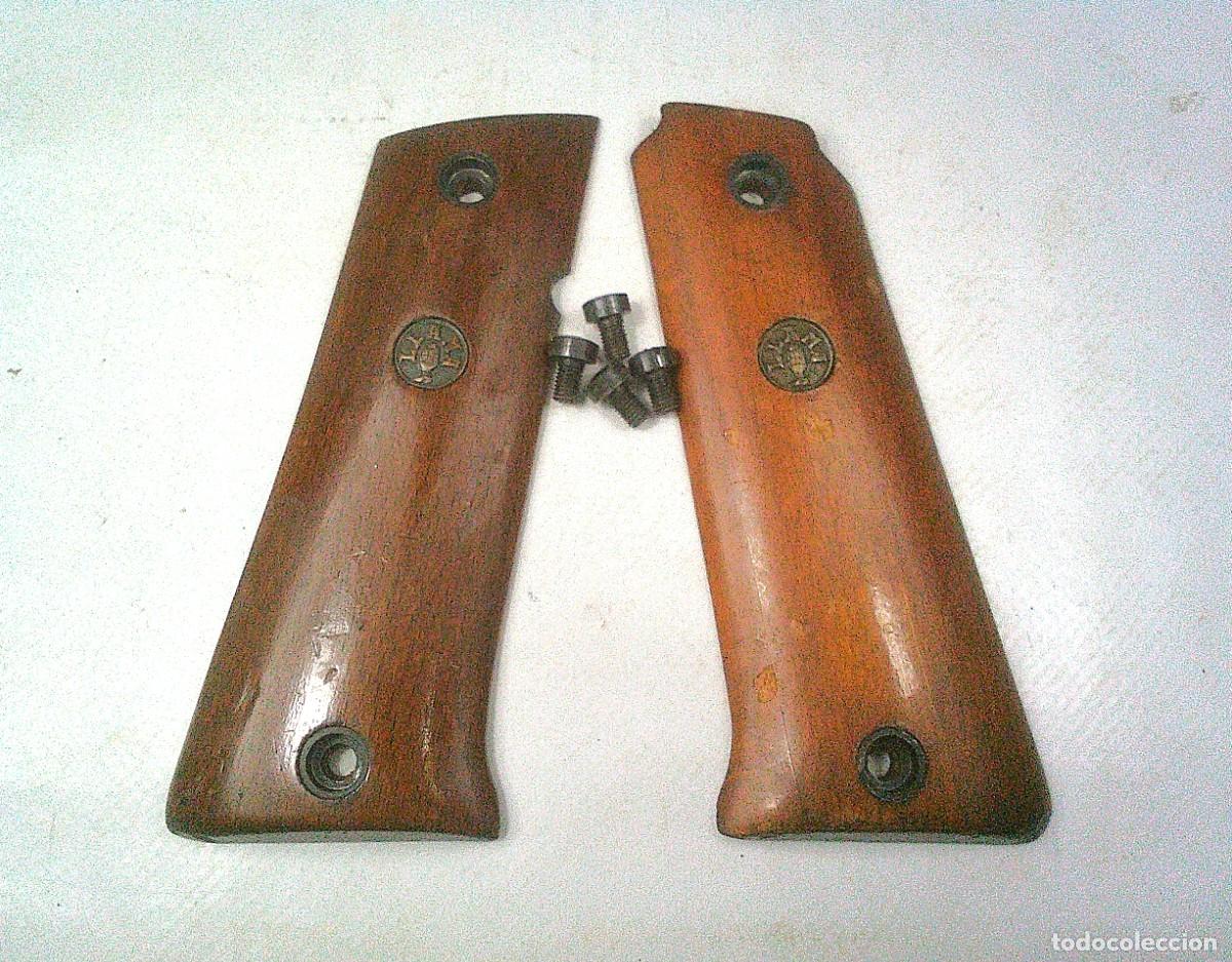 Militaria: CACHAS DE LA PISTOLA LLAMA DEL CALIBRE 38 SUPER CON CUATRO TORNILLOS ORIGINALES