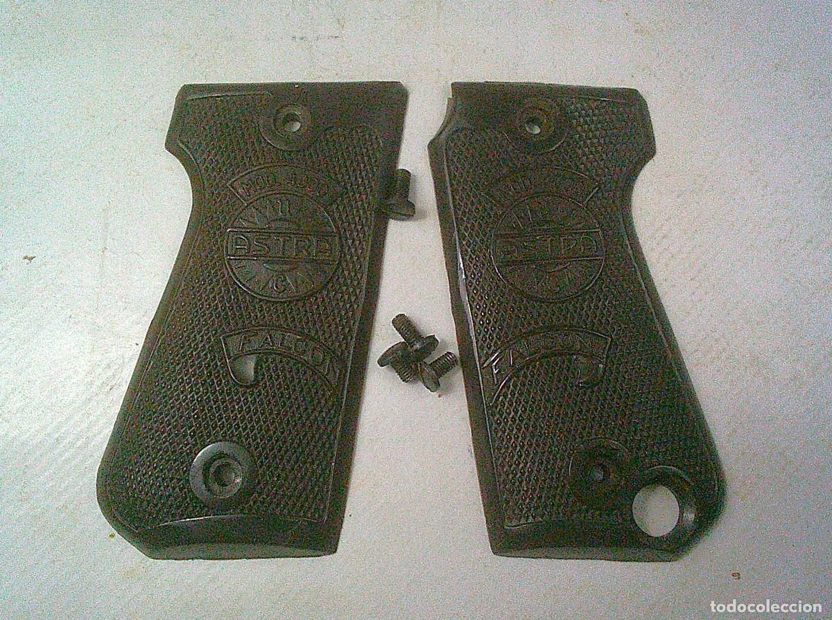 Militaria: CACHAS DE LA PISTOLA ASTRA 4000 FALCON PLASTICO MARRON CON LOGO DE MARCA CUATRO TORNILLOS ORIGINALES