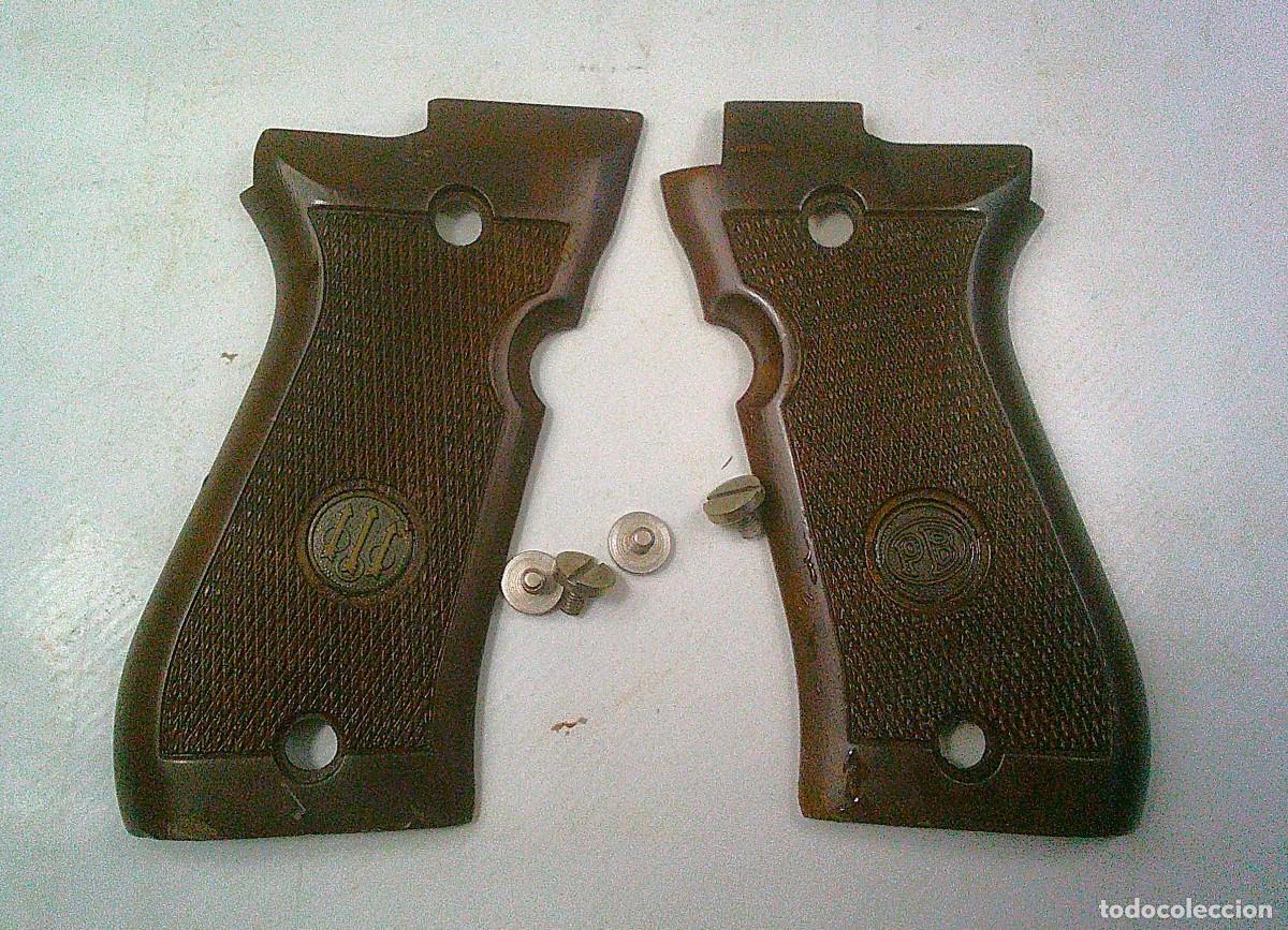 Militaria: CACHAS DE LA PISTOLA BERETTA 81 FS 7,65 MM DE MADERA CON CUATRO TORNILLOS ORIGINALES