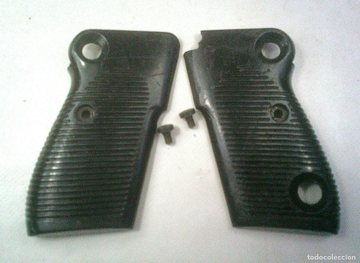 Militaria: CACHAS DE LA PISTOLA BERETTA 951 1952 9 MM P CON DOS TORNILLOS ORIGINALES