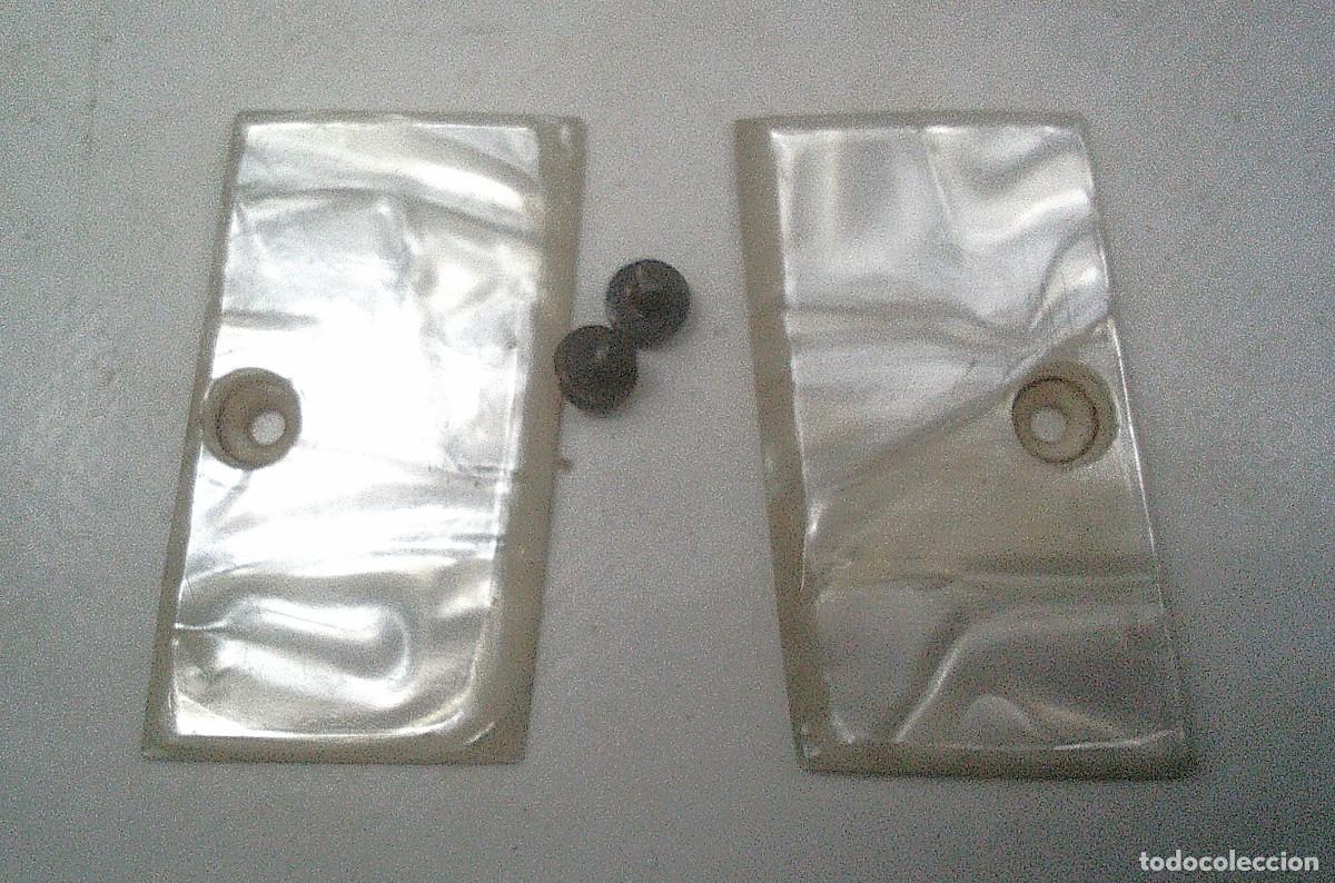 Military Antiques: CACHAS DE LA PISTOLA EIBARRESA GIRALDA 6,35 MM DE NACAR CON DOS TORNILLOS ORIGINALES