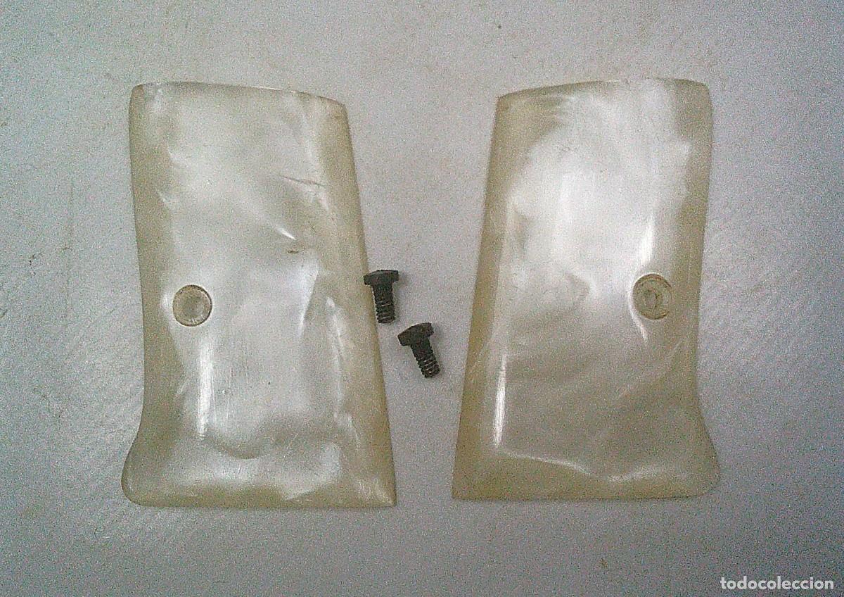 Militaria: CACHAS DE LA PISTOLA EIBARRESA SO 6,35 MM DE NACAR CON DOS TORNILLOS ORIGINALES