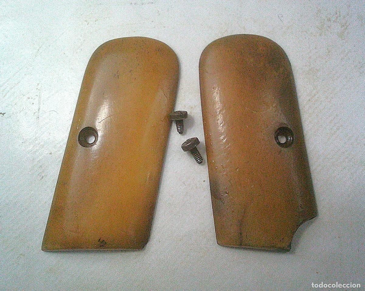 Militaria: CACHAS DE LA PISTOLA EIBARRESA URIZAR VENUS 7.65 MM DE ASTA DE TORO CON DOS TORNILLOS ORIGINALES