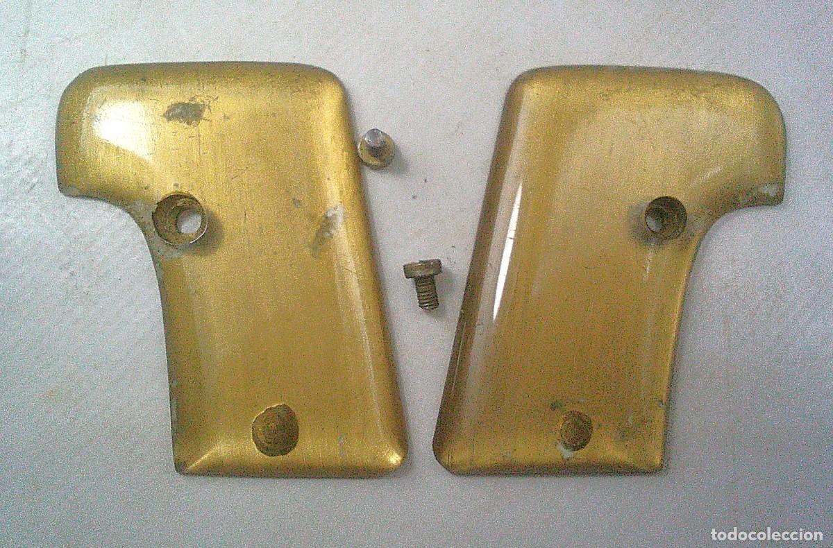 Militaria: CACHAS DE LA PISTOLA EIBARRESA COPIA FN 6,35 MM CON DOS TORNILLOS ORIGINALES