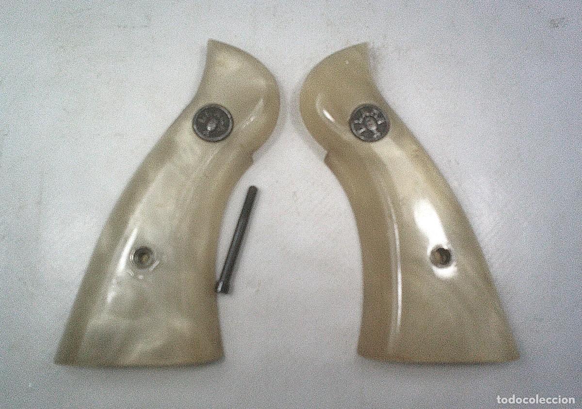 Militaria: CACHAS EMPU&Ntilde;ADURA DEL REVOLVER LLAMA 38 DE NACAR CON TORNILLO ORIGINAL