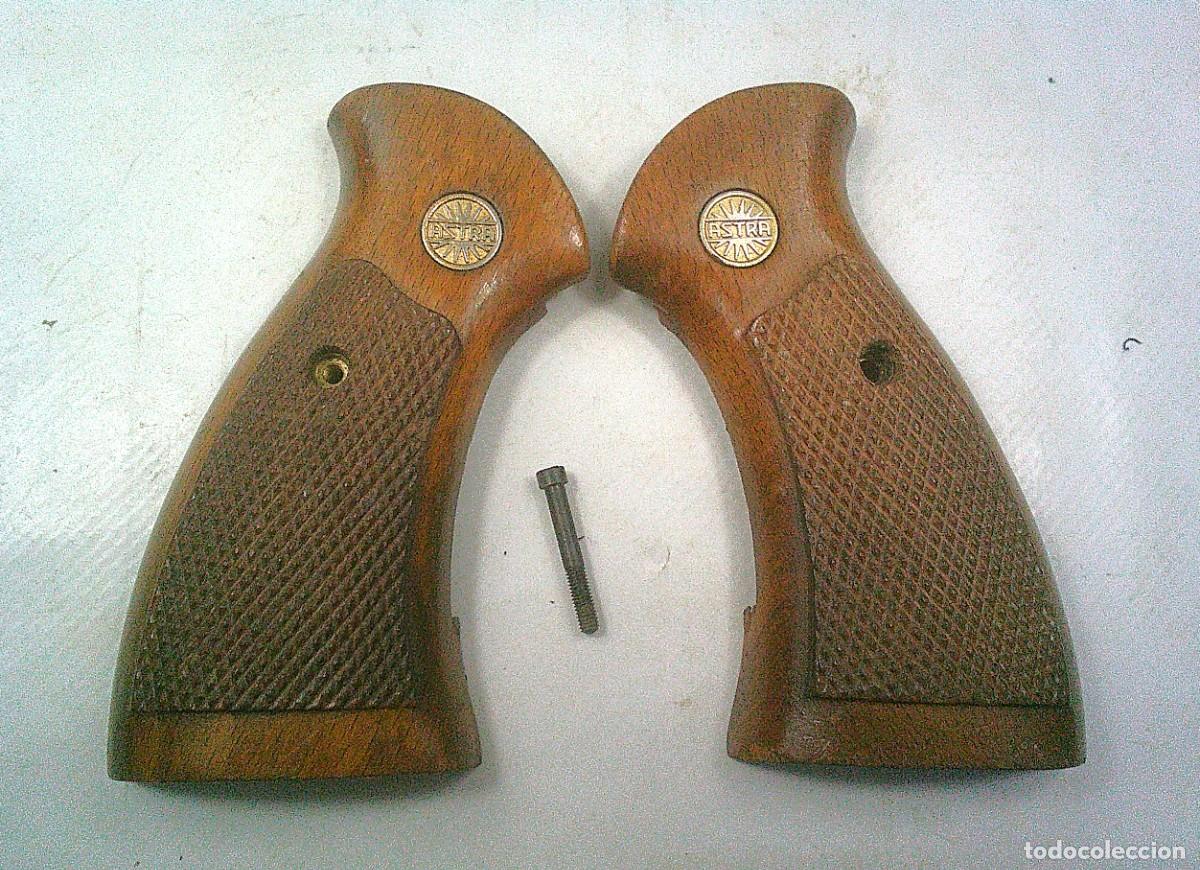 Militaria: CACHAS EMPU&Ntilde;ADURA DEL REVOLVER ASTRA CALIBRE 22 DE MADERA MARRON CLARO CON TORNILLO ORIGINAL