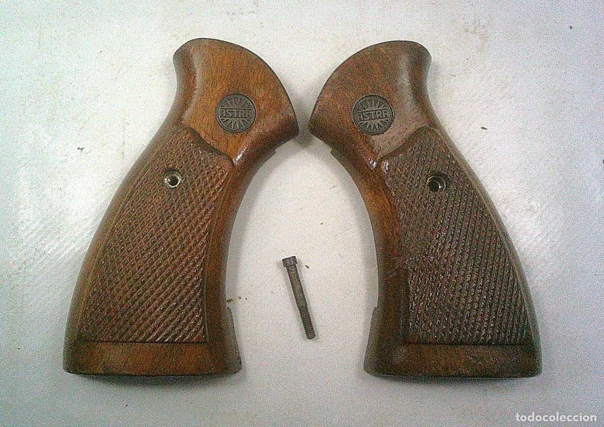 Militaria: CACHAS EMPU&Ntilde;ADURA DEL REVOLVER ASTRA CALIBRE 22 DE MADERA MARRON OSCURO CON TORNILLO ORIGINAL