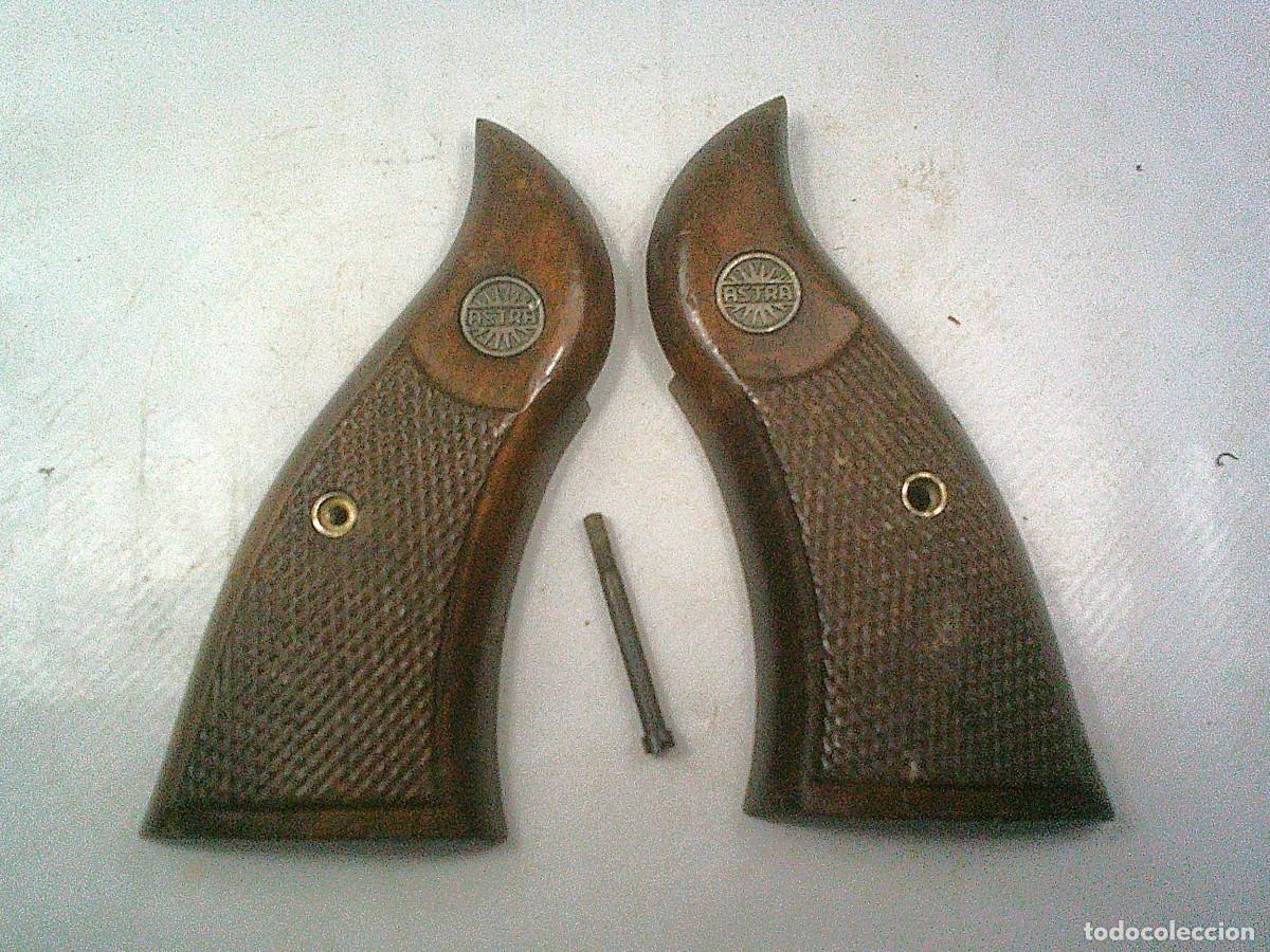 Militaria: CACHAS EMPU&Ntilde;ADURA DEL REVOLVER ASTRA CALIBRE 38 Y 357 DE MADERA CON TORNILLO ORIGINAL