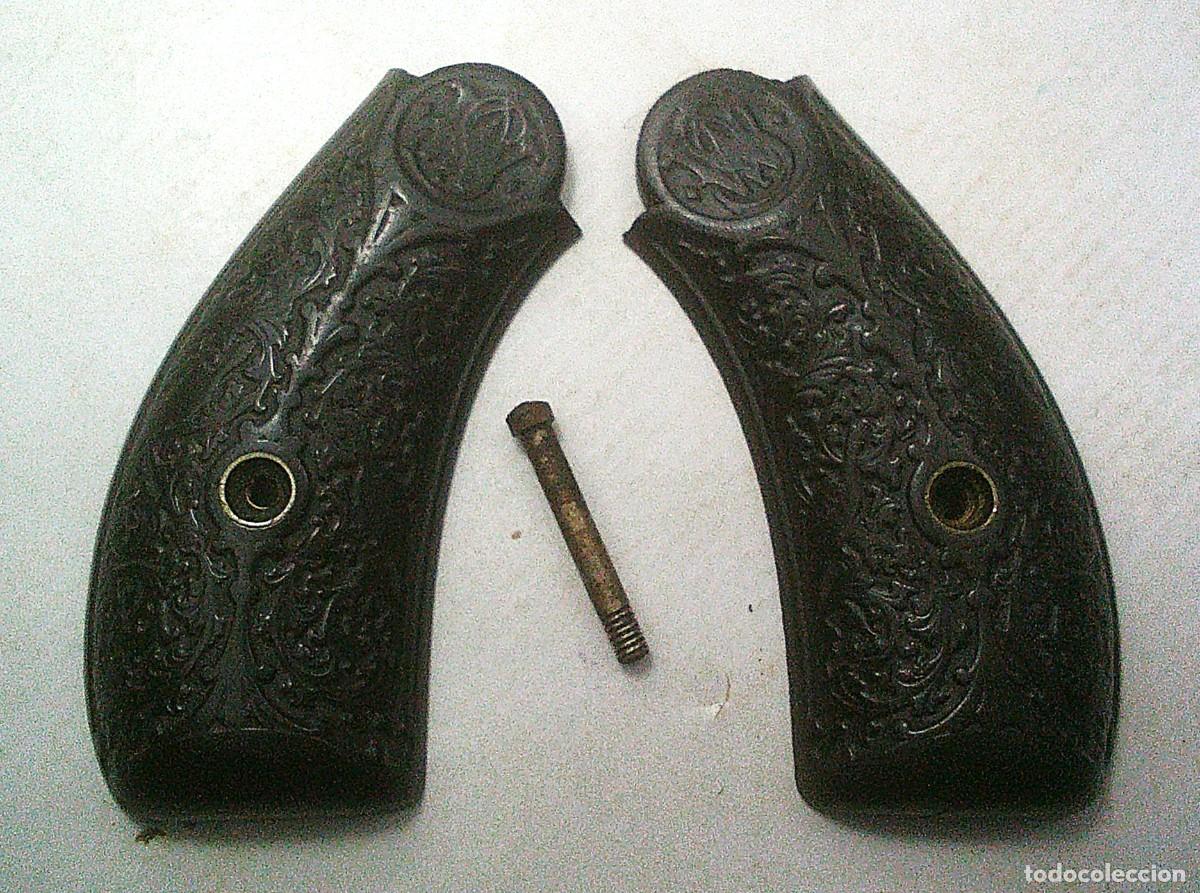 Militaria: CACHAS DE REVOLVER SMITH & WESSON SW S&W S &W 32 CORTO 32 SHORT MADERA CON TORNILLO ORIGINAL