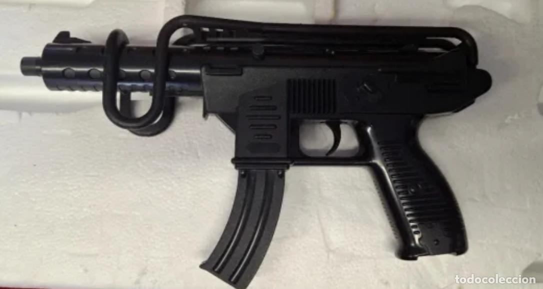 Militaria: R&eacute;plica de metralleta de juguete en color negro. Ideal para coleccionistas o como accesorio.