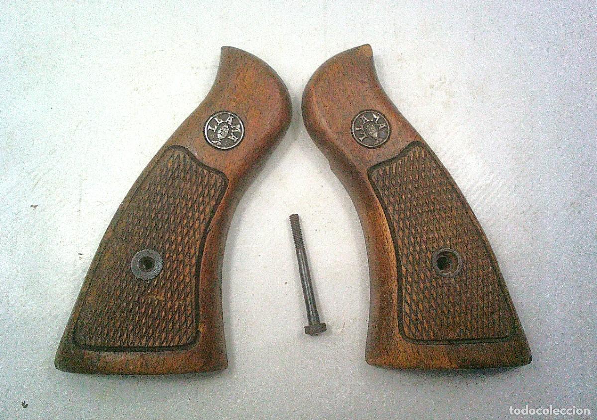 Militaria: CACHAS DE REVOLVER LLAMA COMANCHE II DE CALIBRE 38 DE MADERA CON TORNILLO ORIGINAL