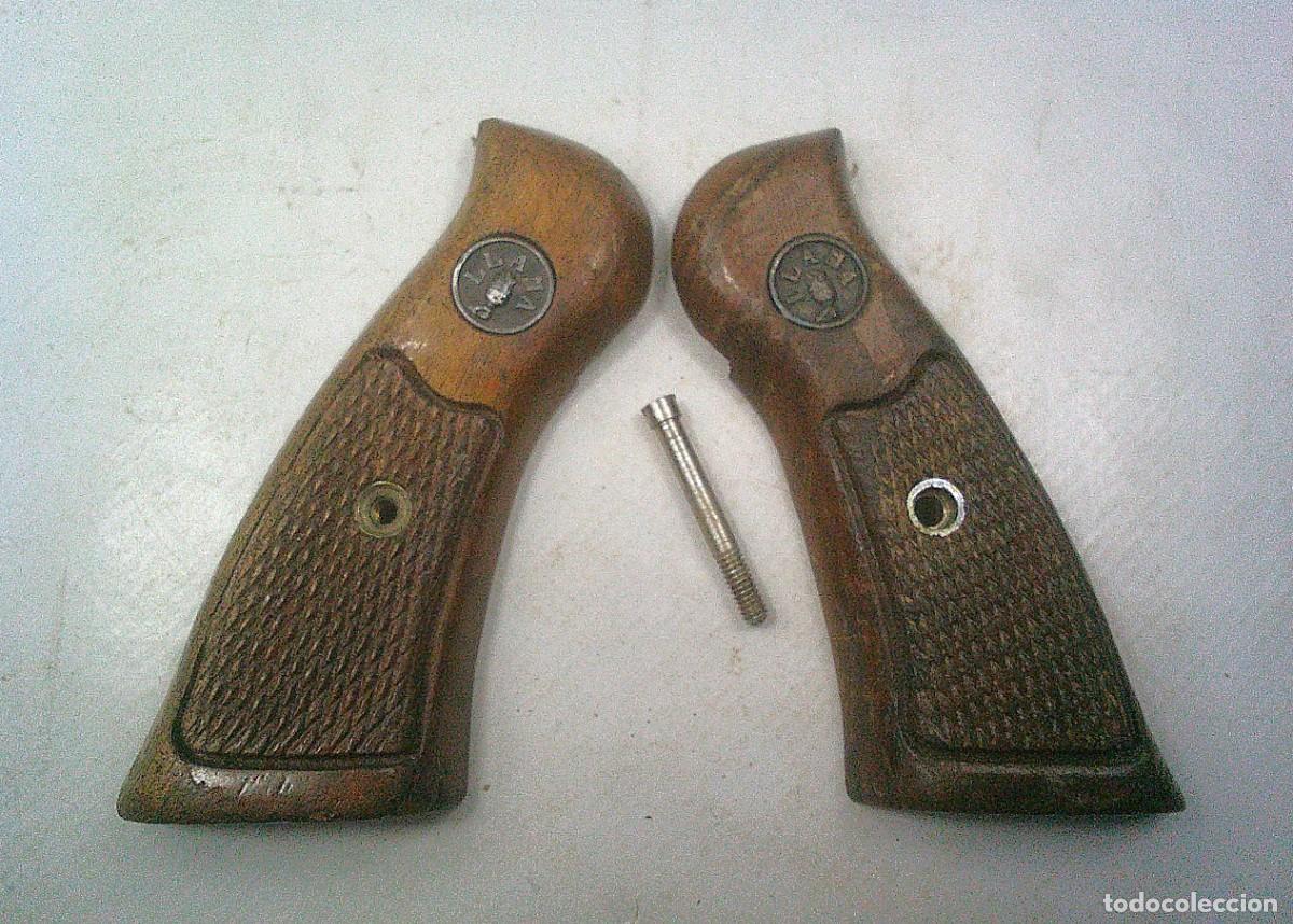 Militaria: CACHAS DE REVOLVER LLAMA DE CALIBRE 32 DE MADERA CON TORNILLO ORIGINAL