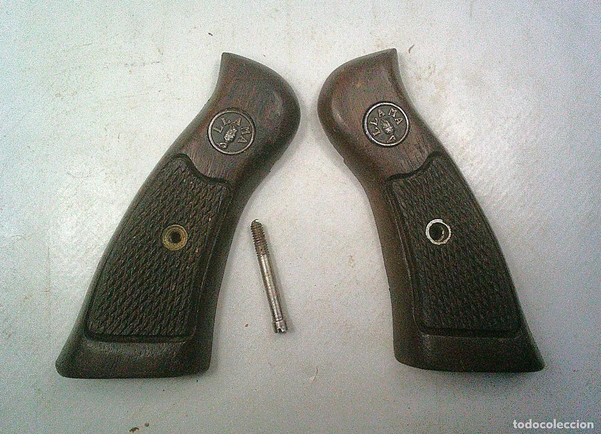 Militaria: CACHAS DE REVOLVER LLAMA DE CALIBRE 22 DE MADERA CON TORNILLO ORIGINAL - 3