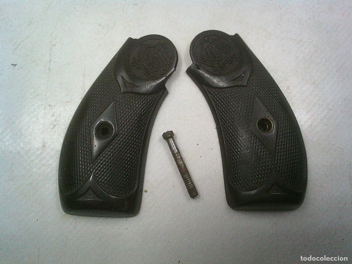 Militaria: CACHAS DE REVOLVER IGNACIO AGUIRRE GARATE ANITUA CALIBRE 38 DE MADERA CON TORNILLO ORIGINAL