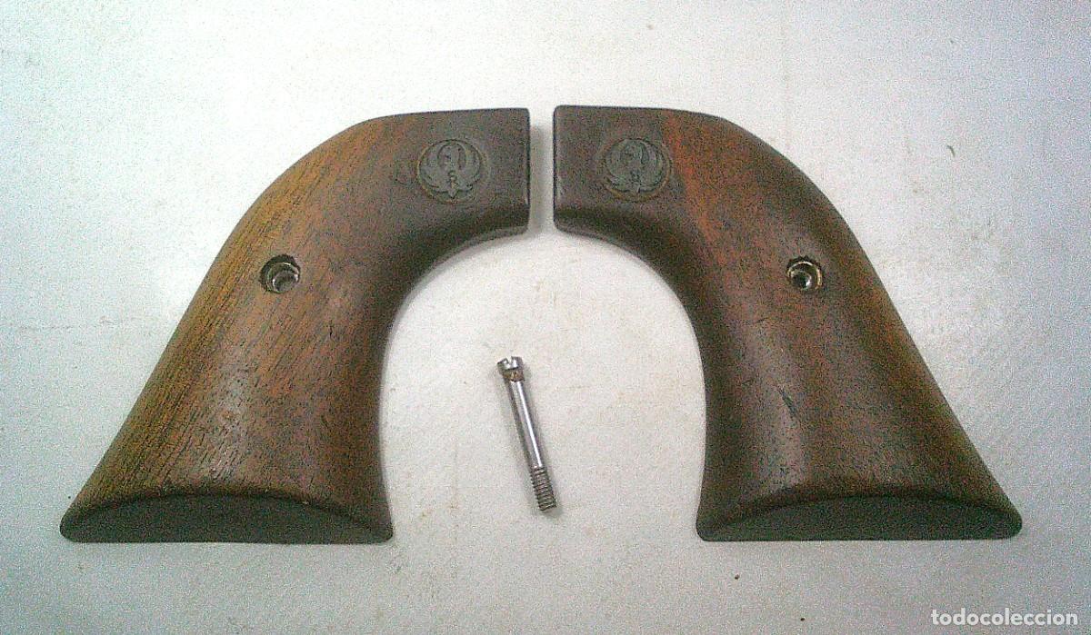 Militaria: CACHAS DE REVOLVER RUGER CALIBRE 357 DE MADERA CON TORNILLO ORIGINAL