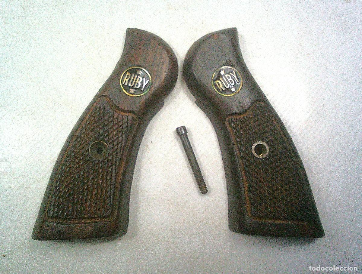 Militaria: CACHAS DE REVOLVER RUBY CALIBRE 32 DE MADERA CON TORNILLO ORIGINAL