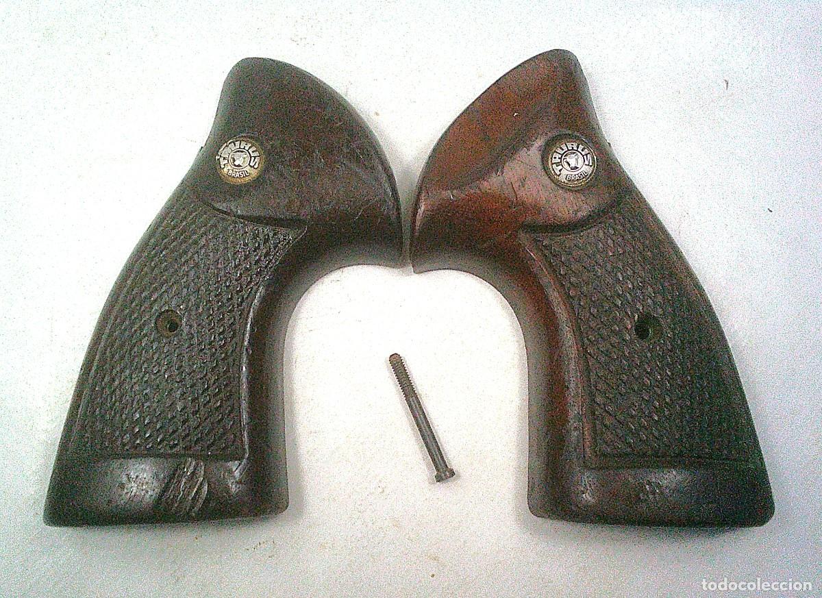 Militaria: CACHAS DE REVOLVER TAURUS CALIBRE 38 DE MADERA CON TORNILLO ORIGINAL