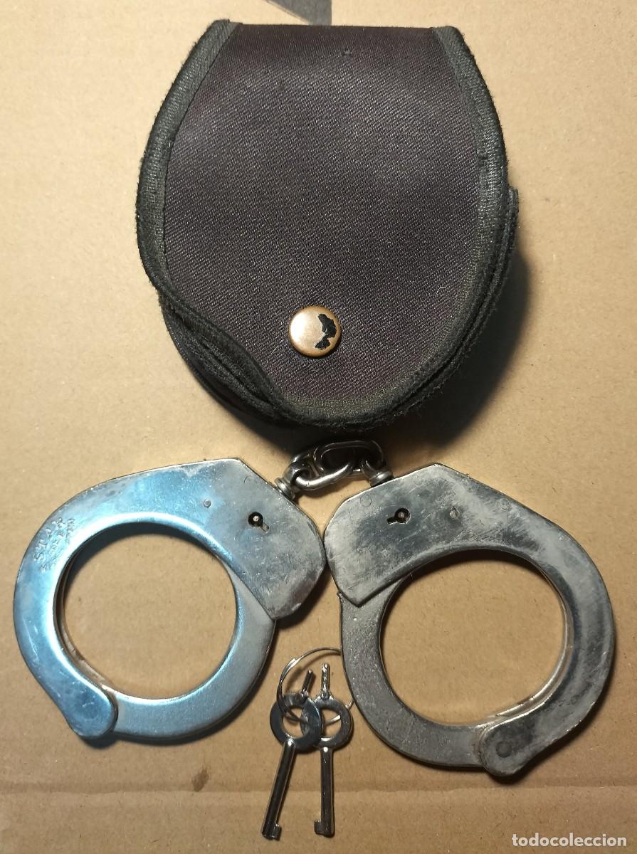 Militaria: grilletes,esposas antiguas de la policia nacional marca espa&ntilde;ola STAR con funda. buen estado