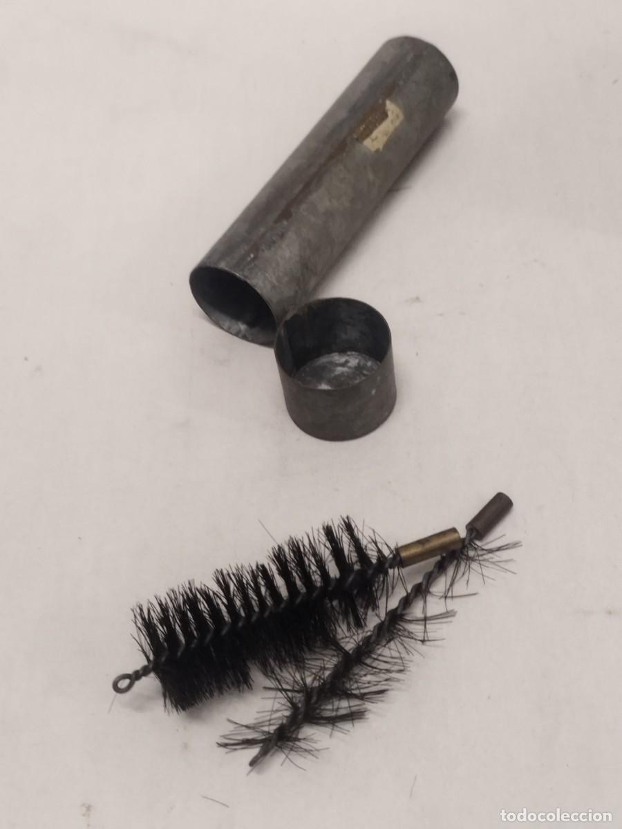 Militaria: Antiguo tubo, caja cil&iacute;ndrica con herramientas de limpieza de armas de fuego.