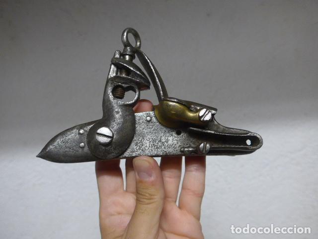 Militaria: Antigua llave de pedernal o avancarga con marcaje a identificar, de fusil militar s. XIX original.