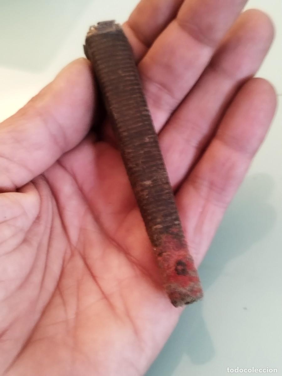 Militaria: Antiguo trozo de funda a identificar. Posiblemente para cuchillos.