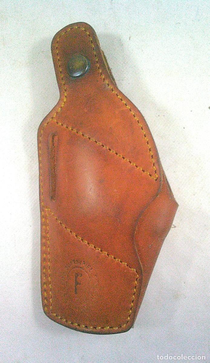 Militaria: FUNDA DE REVOLVER DE CUERO DE LA SOCIEDAD COOPERATIVA GUARNIPIEL - 14