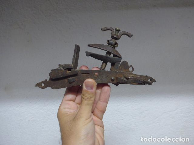 Militaria: Antigua llave de pedernal o avancarga a identificar, de fusil militar s. XIX original.