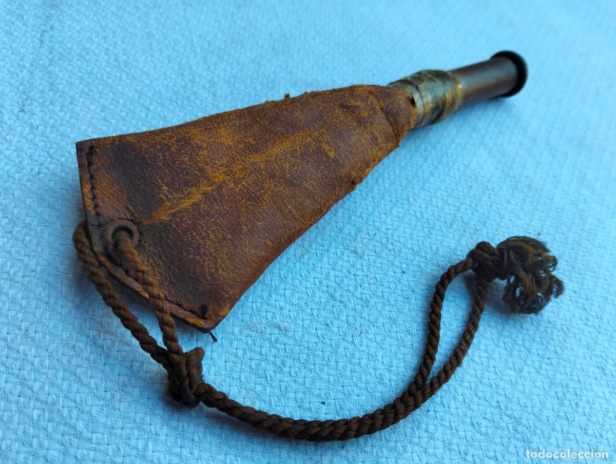 Militaria: Antigua polvorera reclamo peque&ntilde;a de cuero o recipiente funda c&oacute;nica piel madera antiguo cazador