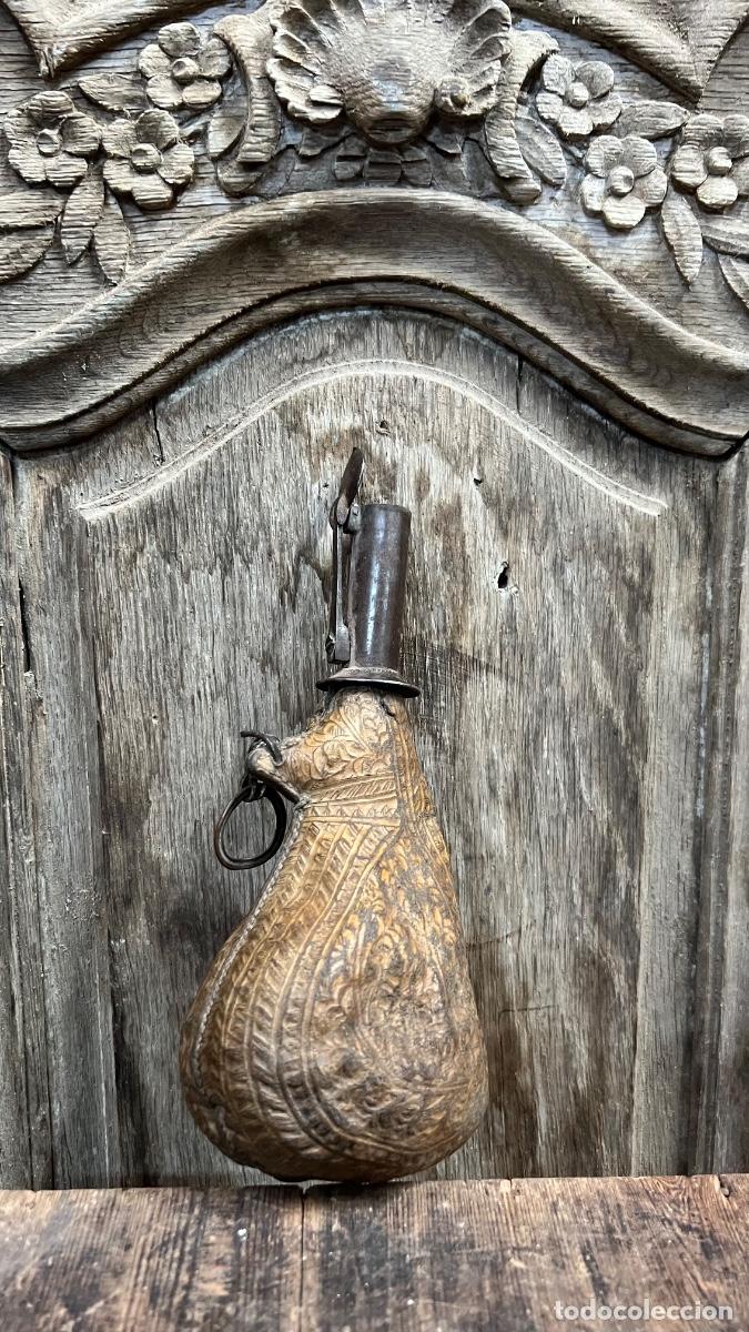 Militaria: Polvorera cargar armas fuego caza piel labrada hierro indo persa S XVIII XIX 22cms