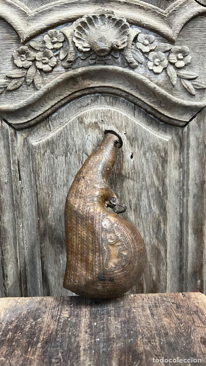 Militaria: Polvorera cargar armas fuego caza piel labrada tigre hierro indo persa S XVIII XIX 24cms