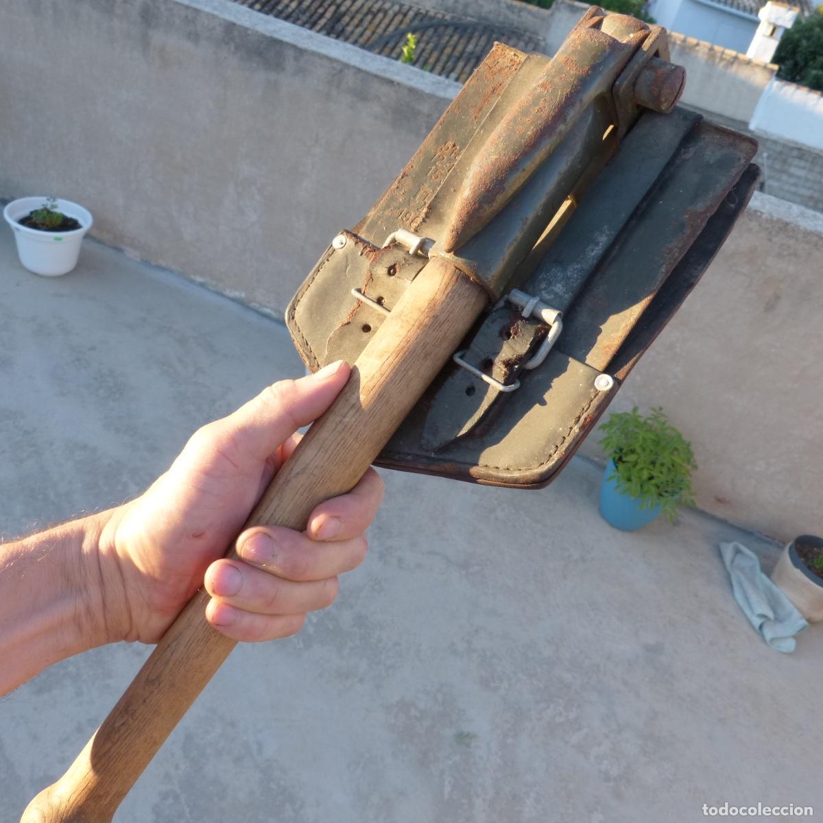 Militaria: Antigua pala pico del ejercito para cavar trincheras, la funda de cuero ha encogido, 1559gr. 45cm
