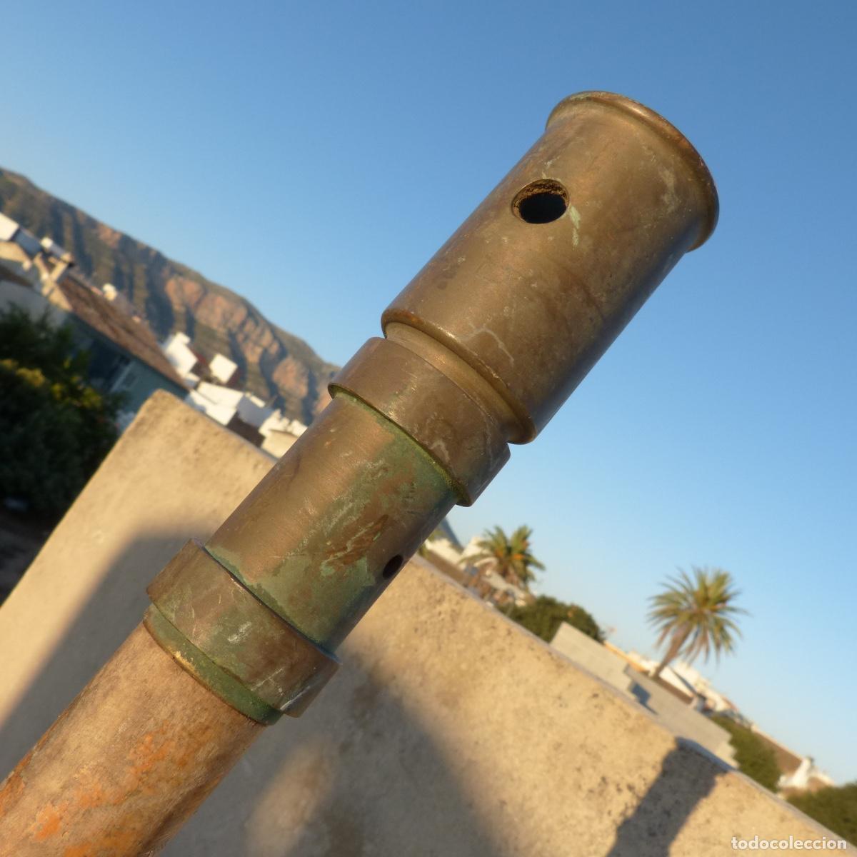 Militaria: Antigua baqueta para limpiar o embutir ca&ntilde;ones, artilleria, madera y bronce, 162cm, 2200gr.