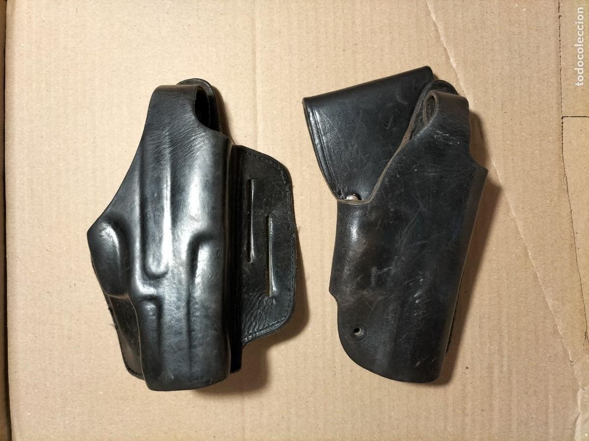 Militaria: Par de fundas para pistolas de cuero. Diferentes agarres. Ver fotos