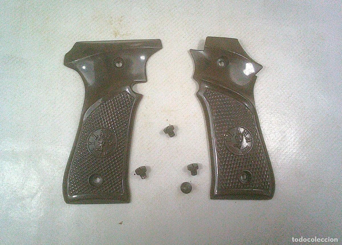 Militaria: CACHAS DE LA PISTOLA LLAMA 9 MM CORTO 9 MM C CON CUATRO TORNILLOS ORIGINALES - 3