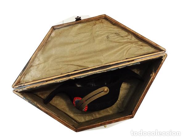 Militaria: Bicornio con la caja original - Foto 1
