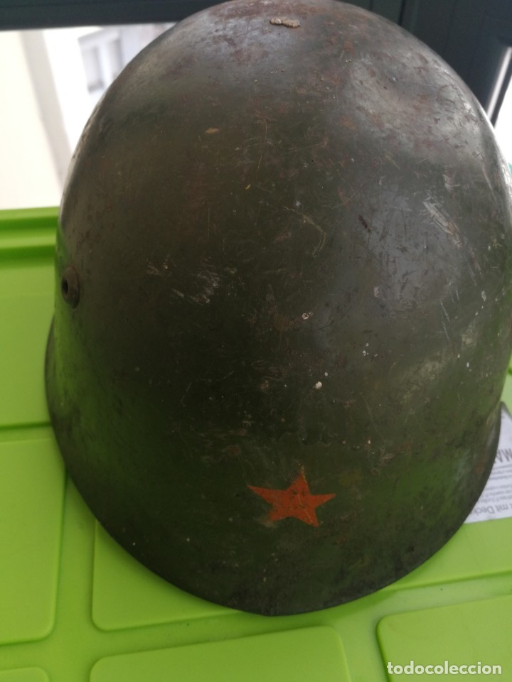 Militaria: Casco de Europa del este  con estrella roja - Foto 1